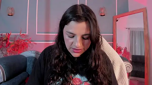 Snapshot of TaraTaylorr chatting on November 2, 2:25 am TaraTaylorr online show from November 2, 2:25 am