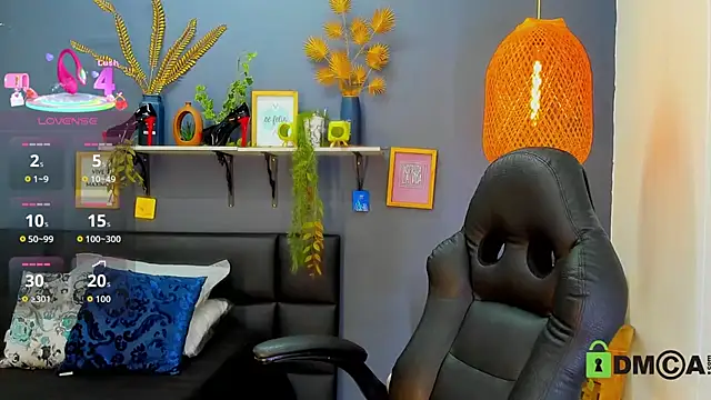 Snapshot of yessila_parker chatting on March 17, 9:23 am yessila parker online show from March 17, 9:23 am