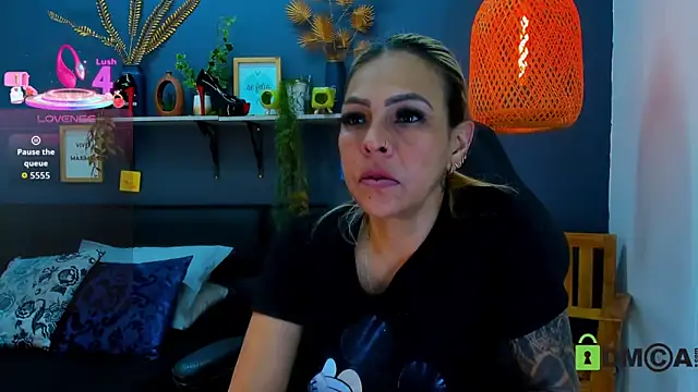 Snapshot of yessila_parker chatting on March 26, 9:15 am yessila parker online show from March 26, 9:15 am