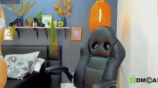 Snapshot of yessila_parker chatting on April 4, 9:18 am yessila parker online show from April 4, 9:18 am