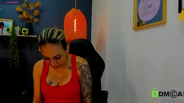 Snapshot of yessila_parker chatting on April 15, 9:05 am yessila parker online show from April 15, 9:05 am