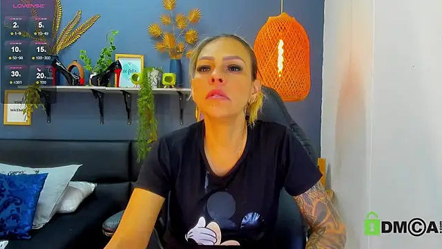 Snapshot of yessila_parker chatting on April 19, 8:57 am yessila parker online show from April 19, 8:57 am