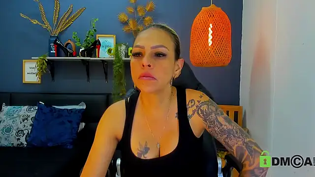 Snapshot of yessila_parker chatting on April 20, 8:39 am yessila parker online show from April 20, 8:39 am
