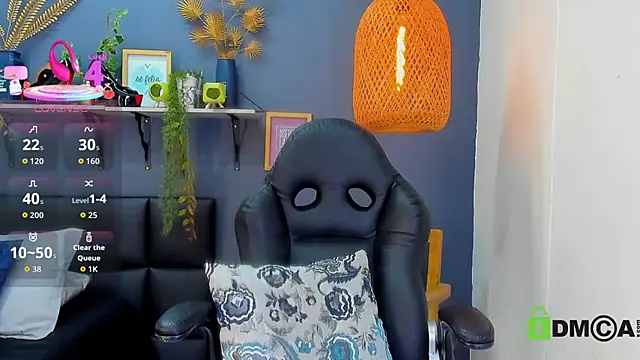 Snapshot of yessila_parker chatting on April 25, 1:41 pm yessila parker online show from April 25, 1:41 pm