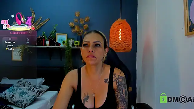 Snapshot of yessila_parker chatting on April 26, 8:45 am yessila parker online show from April 26, 8:45 am