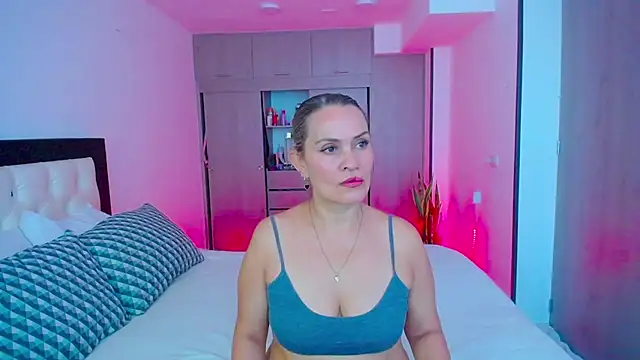 Snapshot of CarolinneFiotti chatting on September 25, 1:15 pm CarolinneFiotti online show from September 25, 1:15 pm