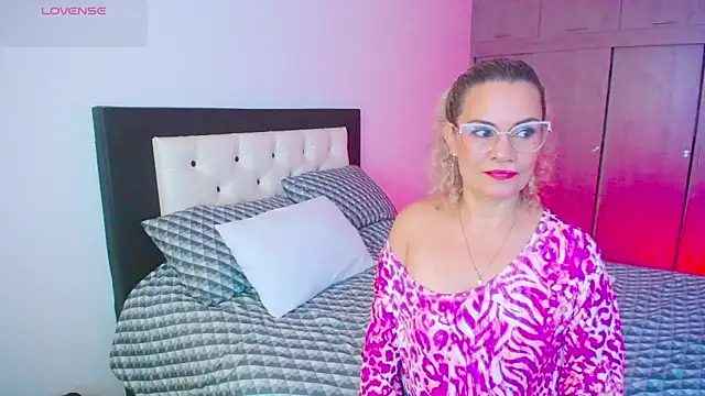 Snapshot of CarolinneFiotti chatting on September 27, 1:16 pm CarolinneFiotti online show from September 27, 1:16 pm