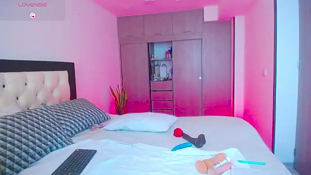 Snapshot of CarolinneFiotti chatting on September 29, 4:01 pm CarolinneFiotti online show from September 29, 4:01 pm