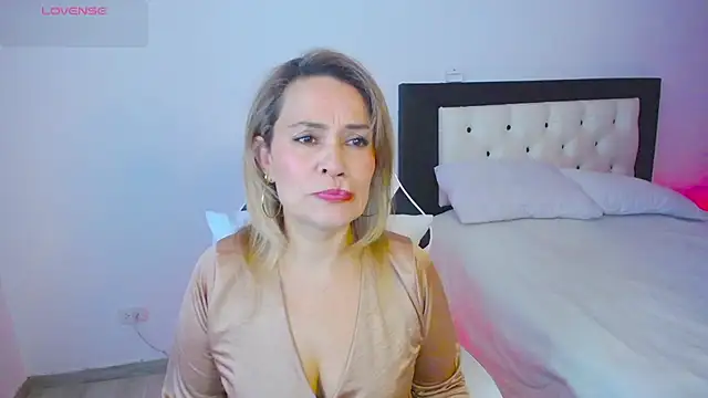 Snapshot of CarolinneFiotti chatting on October 15, 1:44 pm CarolinneFiotti online show from October 15, 1:44 pm