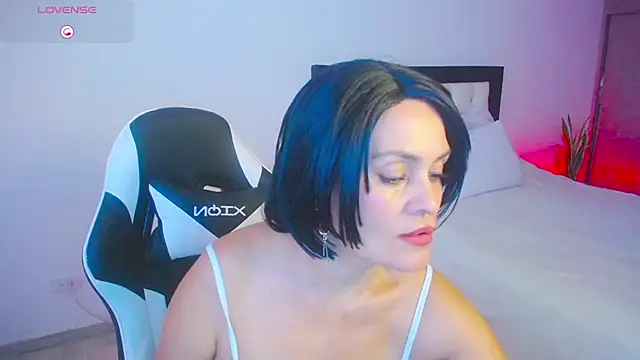 Snapshot of CarolinneFiotti chatting on October 18, 3:02 pm CarolinneFiotti online show from October 18, 3:02 pm