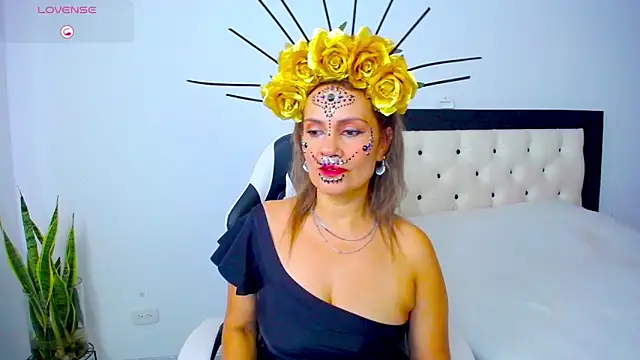 Snapshot of CarolinneFiotti chatting on October 31, 4:41 pm CarolinneFiotti online show from October 31, 4:41 pm