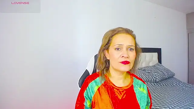 Snapshot of CarolinneFiotti chatting on November 1, 1:13 pm CarolinneFiotti online show from November 1, 1:13 pm