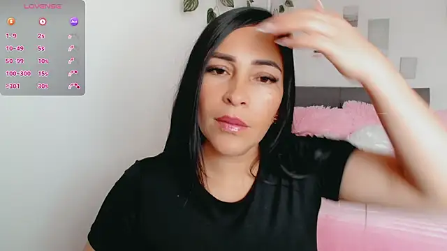 Snapshot of luna_lgomez_ chatting on February 6, 1:03 pm luna lgomez online show from February 6, 1:03 pm