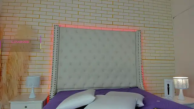 Snapshot of Emilly_wilson_ chatting on October 30, 12:39 pm Emilly wilson online show from October 30, 12:39 pm