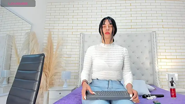 Emilly wilson  online show from November 22, 11:42 am