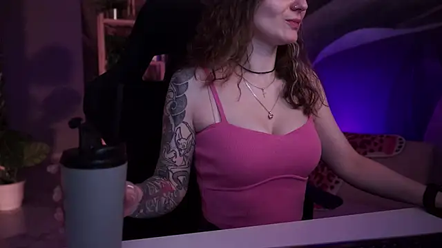 Snapshot of OliviaMcClean chatting on November 18, 5:56 am OliviaMcClean online show from November 18, 5:56 am