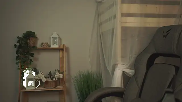 Snapshot of OliviaMcClean chatting on November 19, 2:44 am OliviaMcClean online show from November 19, 2:44 am