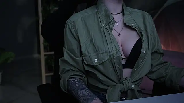 Snapshot of OliviaMcClean chatting on November 23, 5:40 am OliviaMcClean online show from November 23, 5:40 am