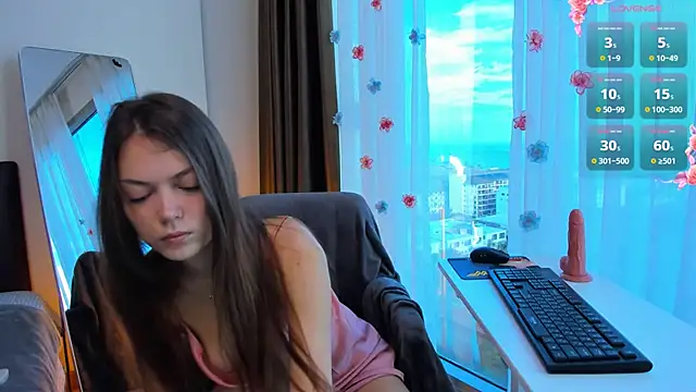 Snapshot of Alice_neon chatting on December 4, 12:53 am Alice neon online show from December 4, 12:53 am