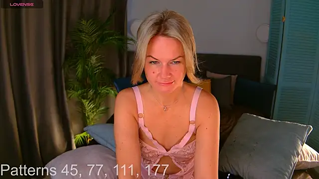 Snapshot of AssolMonet chatting on October 14, 6:25 am AssolMonet online show from October 14, 6:25 am