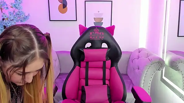 Snapshot of Agatha_luxx chatting on March 12, 12:36 pm Agatha luxx online show from March 12, 12:36 pm