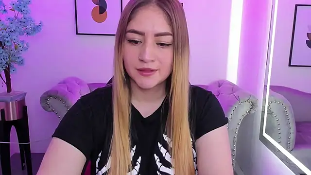 Snapshot of Agatha_luxx chatting on March 17, 12:46 pm Agatha luxx online show from March 17, 12:46 pm