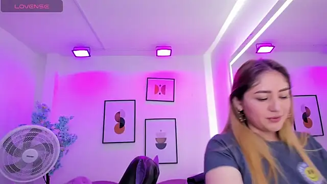 Snapshot of Agatha_luxx chatting on March 19, 12:34 pm Agatha luxx online show from March 19, 12:34 pm