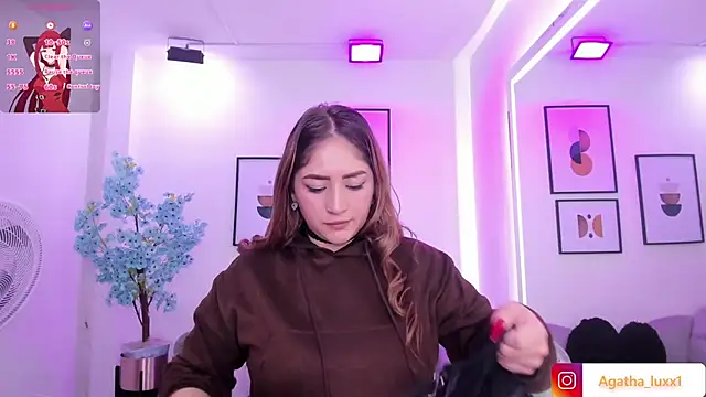 Snapshot of Agatha_luxx chatting on October 29, 12:40 pm Agatha luxx online show from October 29, 12:40 pm