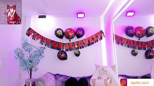 Snapshot of Agatha_luxx chatting on October 30, 12:39 pm Agatha luxx online show from October 30, 12:39 pm