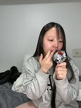 Snapshot of MinaKubo chatting on May 5, 3:25 am MinaKubo online show from May 5, 3:25 am