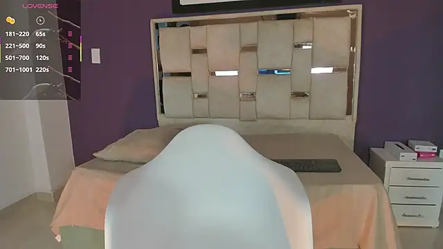 Snapshot of emilyy_cooperr chatting on February 14, 12:13 pm emilyy cooperr online show from February 14, 12:13 pm