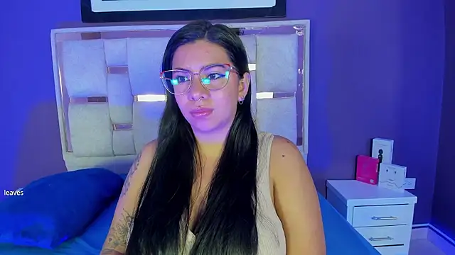 Snapshot of emilyy_cooperr chatting on February 19, 12:23 pm emilyy cooperr online show from February 19, 12:23 pm