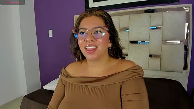 Snapshot of emilyy_cooperr chatting on March 12, 12:22 pm emilyy cooperr online show from March 12, 12:22 pm