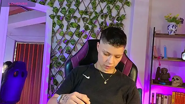 demimoore222 online show from March 8, 8:25 pm