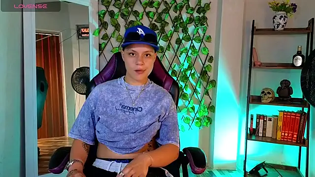 demimoore222 online show from March 17, 9:02 pm