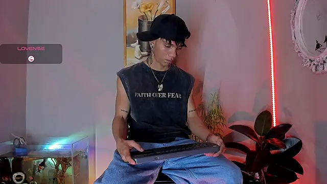 Snapshot of CRAZY-BOY99 chatting on November 16, 10:15 pm CRAZY-BOY99 online show from November 16, 10:15 pm