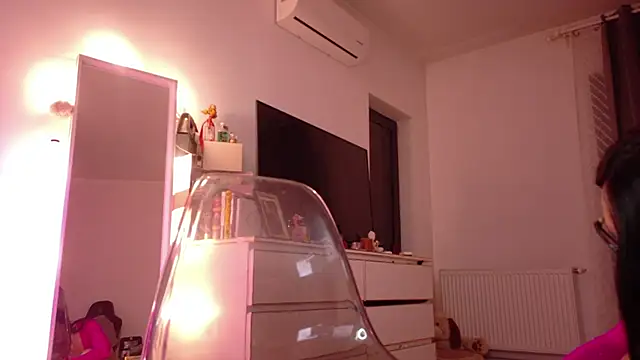 Snapshot of MiaKnoxxx chatting on December 21, 9:44 pm MiaKnoxxx online show from December 21, 9:44 pm