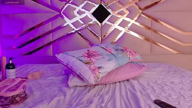 playfulcurvy online show from September 19, 8:20 pm