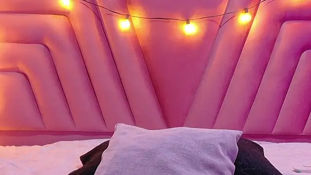 playfulcurvy online show from October 5, 7:45 pm