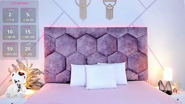 aurora collinss  online show from February 4, 12:22 pm