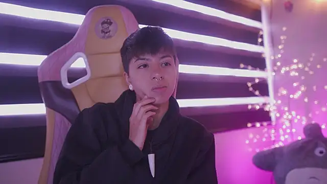 Snapshot of tommy_blue chatting on March 7, 12:56 pm tommy blue online show from March 7, 12:56 pm