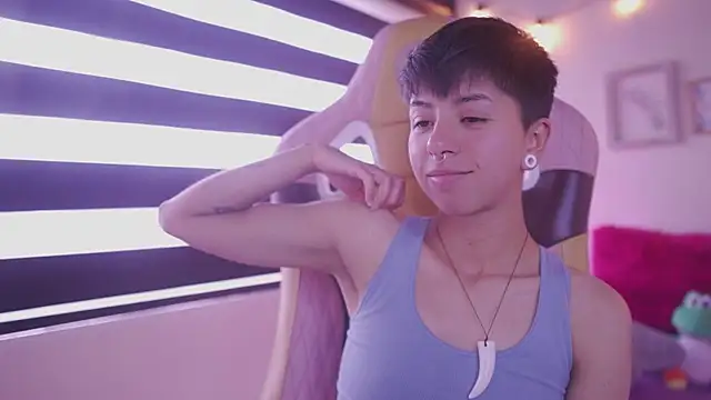 Snapshot of tommy_blue chatting on March 7, 4:00 pm tommy blue online show from March 7, 4:00 pm