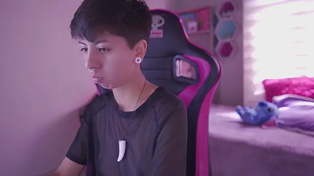 Snapshot of tommy_blue chatting on March 9, 3:27 pm tommy blue online show from March 9, 3:27 pm