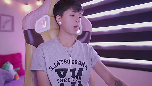 Snapshot of tommy_blue chatting on March 10, 3:20 pm tommy blue online show from March 10, 3:20 pm