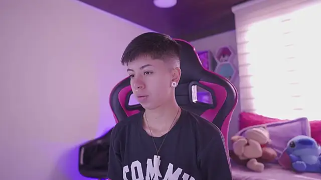 Snapshot of tommy_blue chatting on March 11, 12:50 pm tommy blue online show from March 11, 12:50 pm