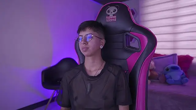 Snapshot of tommy_blue chatting on March 11, 3:56 pm tommy blue online show from March 11, 3:56 pm