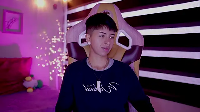 Snapshot of tommy_blue chatting on March 14, 12:29 pm tommy blue online show from March 14, 12:29 pm