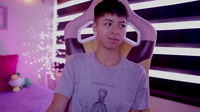 Snapshot of tommy_blue chatting on March 14, 3:36 pm tommy blue online show from March 14, 3:36 pm