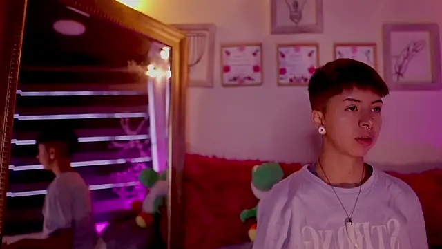 Snapshot of tommy_blue chatting on March 17, 12:25 pm tommy blue online show from March 17, 12:25 pm