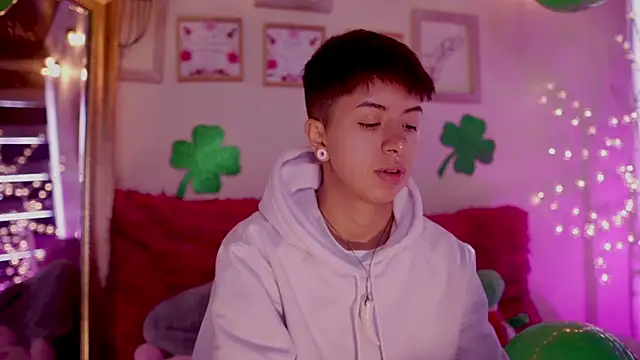 Snapshot of tommy_blue chatting on March 18, 12:58 pm tommy blue online show from March 18, 12:58 pm